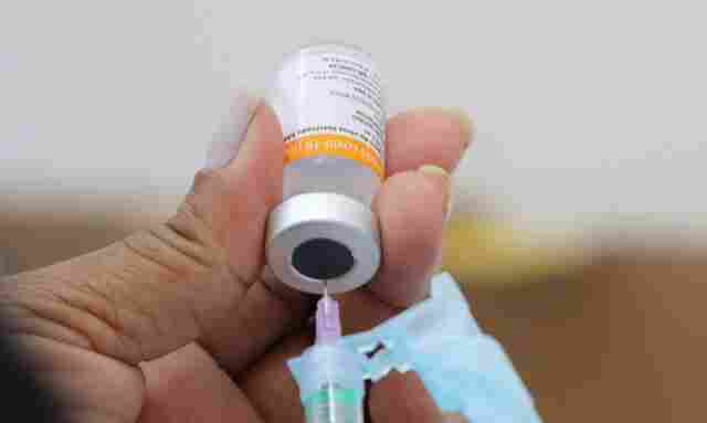 Após pico da Ômicron, aumentar vacinação pode bloquear coronavírus