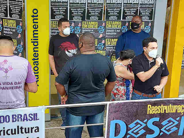 Sindicato dos Bancários orienta que trabalhadores devam continuar usando máscaras