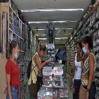 Máscaras deveriam ser mantidas em ambientes fechados, diz especialista