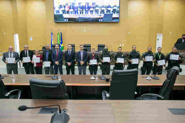 Deputado Anderson entrega Medalhas de Mérito e Votos de Louvor à Policiais Penais e Policiais legislativos de Rondônia