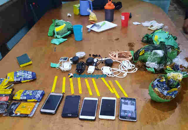 Policiais penais apreendem serras, celulares e vários produtos antes de serem jogados ao presídio 470
