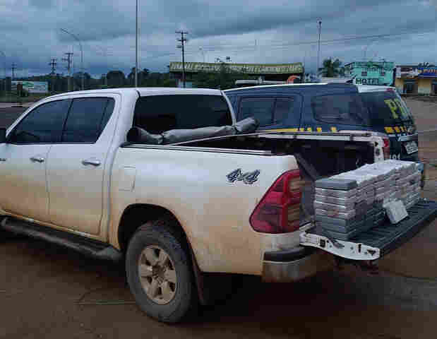 Motorista foge, mas PRF consegue interceptar Hilux com quase 85 quilos de cocaína