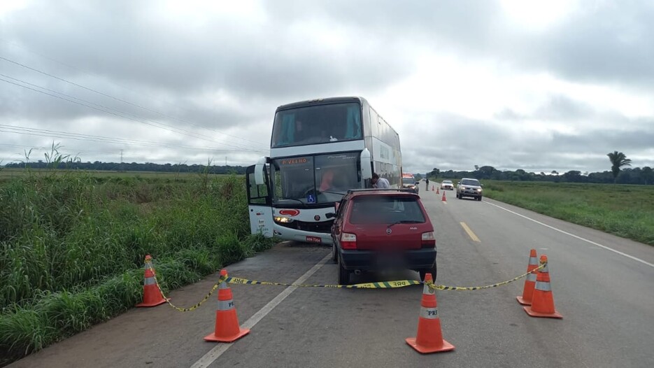 Acidente entre carro e ônibus deixa um morto na BR-364, em Candeias, nesta terça-feira