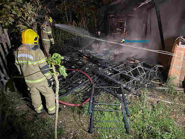 Incêndio destrói casa na zona sul da capital