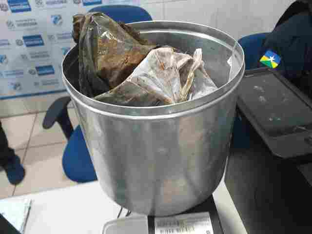 PM prende traficante e adolescente com drogas após averiguar disparo de arma de fogo