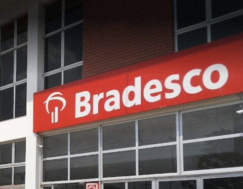 Justiça manda Bradesco indenizar cliente retirada de agência pela PM após reclamar de serviço