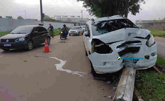 Motorista desvia de ciclista e derruba poste na zona leste da capital