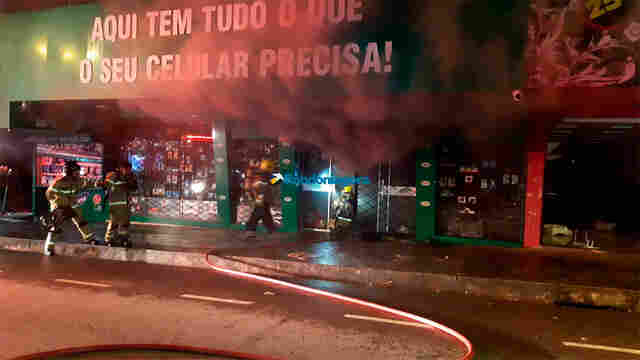 Vídeo: Incêndio destrói lojas no centro da capital