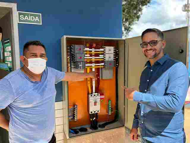Anderson Pereira entrega reforma na rede elétrica da escola Flor do Piquiá
