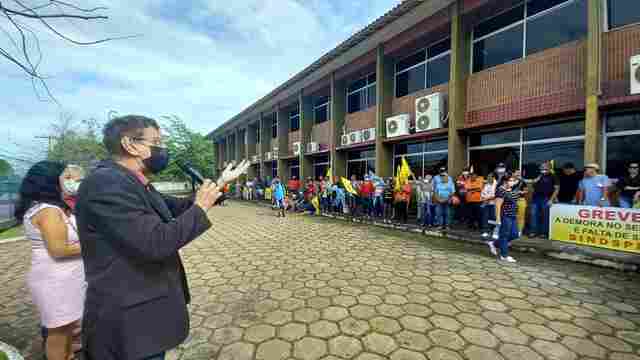 Servidores federais fazem protesto por reajuste salarial na capital