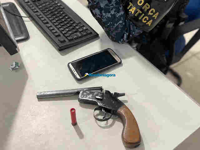 Dupla é presa com arma de fabricação caseira próximo a faculdade