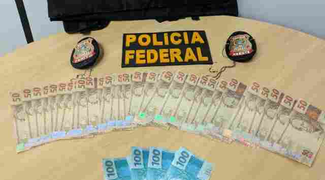 PF prende homem recebendo pacote com cédulas falsas de real