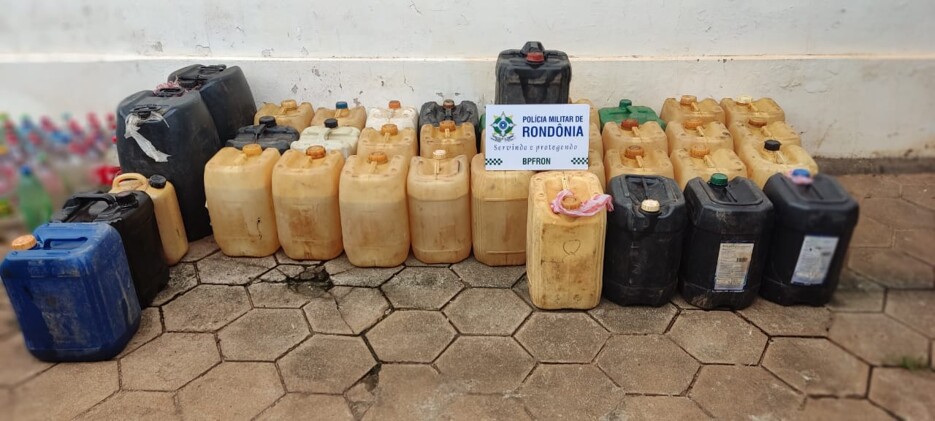 PM apreende quase 800 litros de combustível da Bolívia em casa abandonada