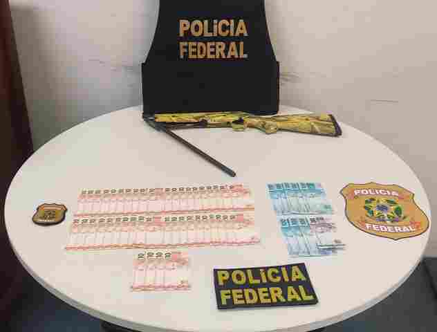 Mulher é presa com notas falsas de real e arma