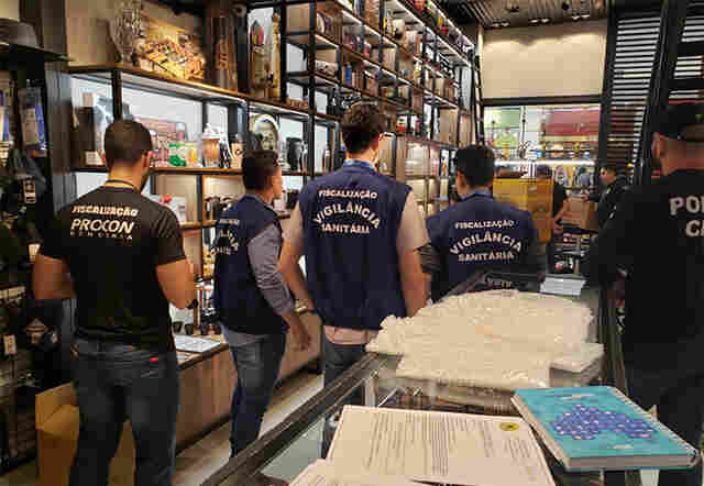 Lojas do centro e shopping são alvo de operação contra cigarro eletrônico, na capital