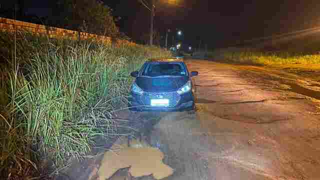 Dupla invade casa, amarra moradores e foge com carro e vários objetos