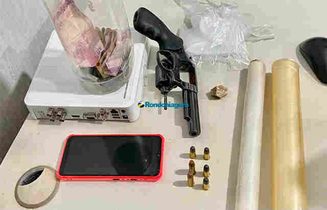 Dona de conveniência é presa com arma na zona leste