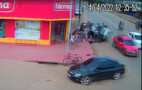 Vídeo: carro tomba em cima de ciclista na capital; vítima de 30 anos está em estado grave