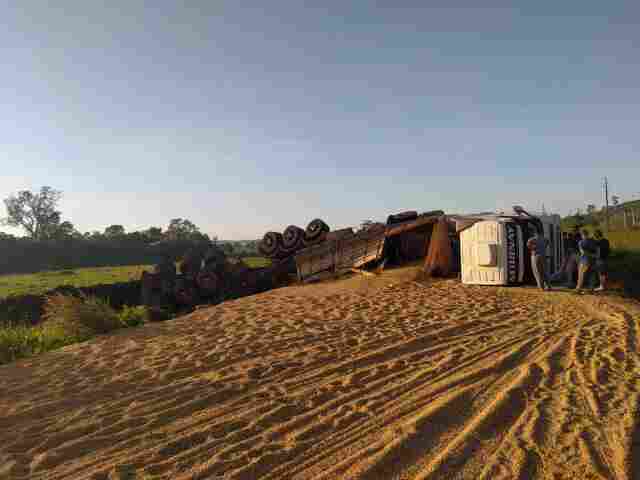 Tráfego na BR-364 é liberado após 10 horas de interdição por causa de carreta tombada