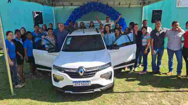 Ismael Crispin entrega veículo para Secretaria Municipal de Educação de Chupinguaia