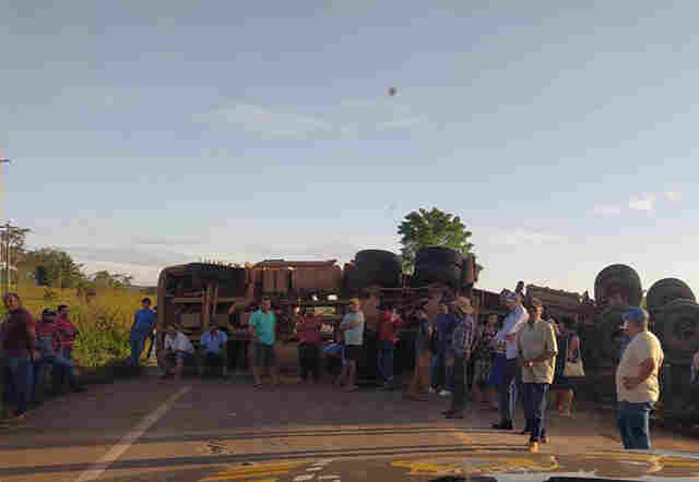 Carreta tomba e fecha a BR-364 a 70 quilômetros de Porto Velho
