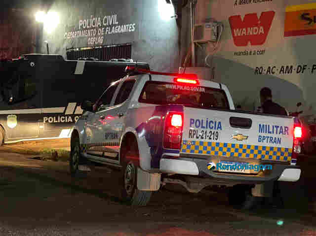 Com sinais de embriaguez, mulher é presa após bater carro em outro estacionado