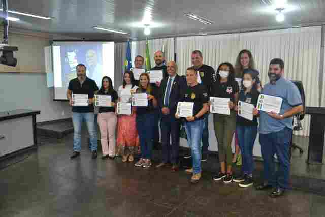 Em Rolim de Moura, Ismael Crispin homenageia policiais civis da DEAM com entrega de Votos de Louvor