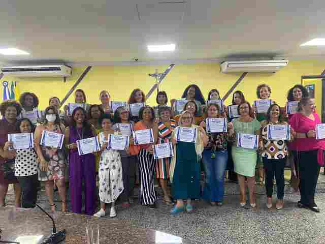 Vereadora Ellis Regina homenageia Fórum Popular de Mulheres e o movimento Canta Mulher pelos seus 30 anos