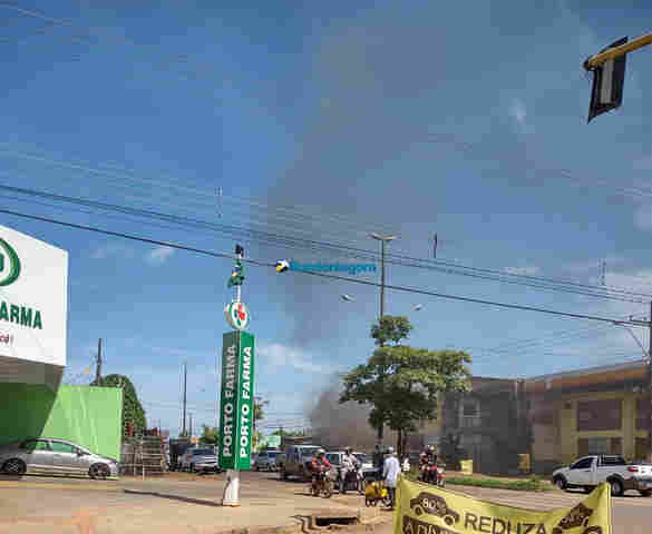 Incêndio em geladeira mobiliza Bombeiros na zona leste da capital