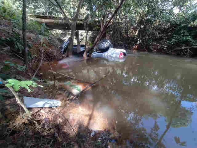 Três pessoas morrem após caminhonete cair em rio em Ariquemes
