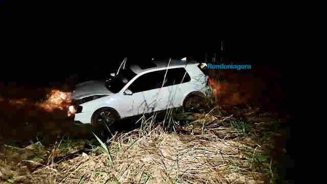 Motorista perde controle e carro cai em igarapé na capital