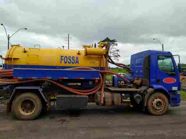 Caminhão limpa fossa é apreendido transportando combustível na capital