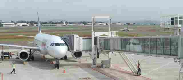 Anvisa mantém uso de máscaras durante voos, mas libera serviço de alimentação a bordo