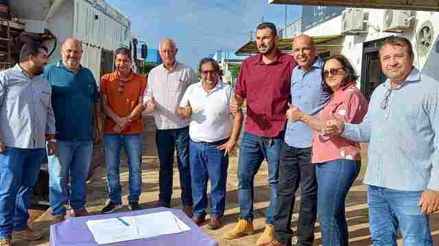 Em Cerejeiras, Ismael Crispin assina ordem de serviço para início das obras de microrrevestimento asfáltico no bairro Primavera