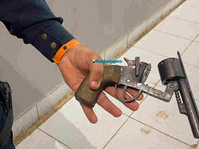 Foragido é preso com arma após fugir de abordagem