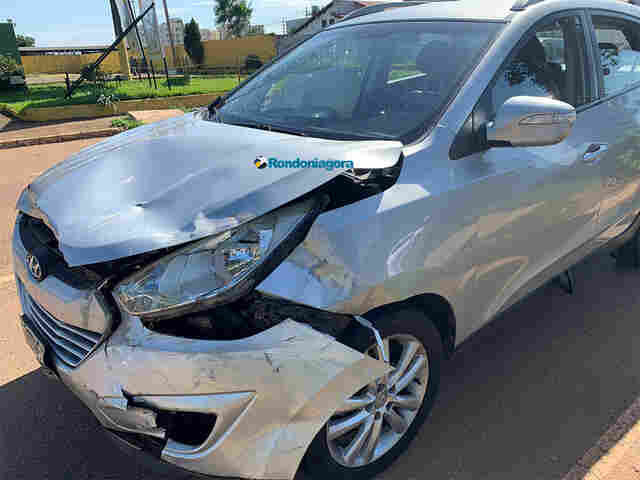 Árvore cai em cima de carro de médica na capital