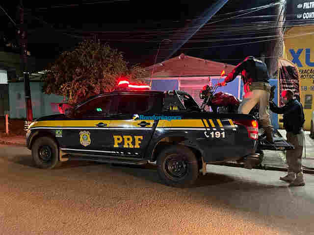 Dupla passa em frente a base da PRF com moto roubada e acaba presa