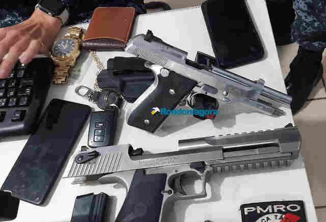 Trio é flagrado pela PM com armas em carro no centro da capital