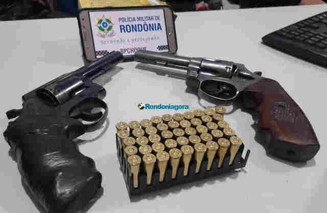 Batalhão de Choque prende jovem com duas armas em condomínio