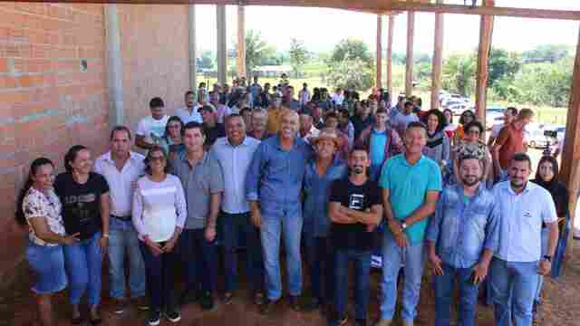 Ismael Crispin entrega implementos agrícolas na Associação Bons Amigos