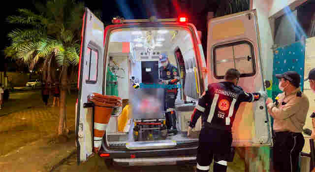 Mulher é baleada durante roubo na zona leste