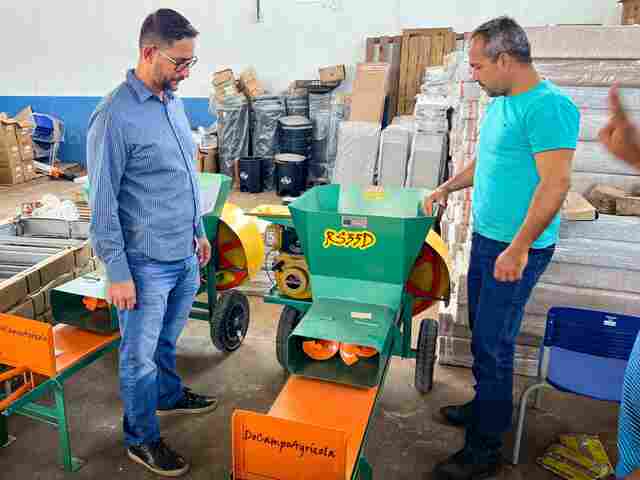 Deputado Anderson Pereira realiza entrega de implementos agrícolas em Urupá