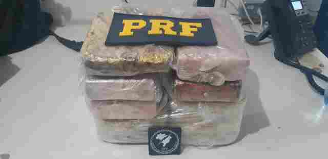 Vídeo: mulher levando criança de um ano em ônibus é presa com 10 quilos de cocaína em Rondônia