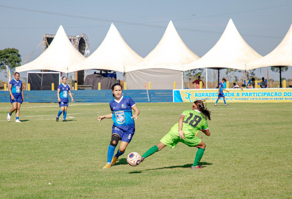 Torcida marcou presença durante partida de futebol feminino, no Interdistrital de Esportes