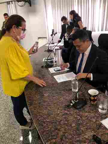 Vereadora Ellis Regina coleta assinaturas para retorno das sessões presenciais