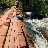 Criança de dois anos morre e adolescente está desaparecida após mãe perder controle de moto em ponte do rio Preto