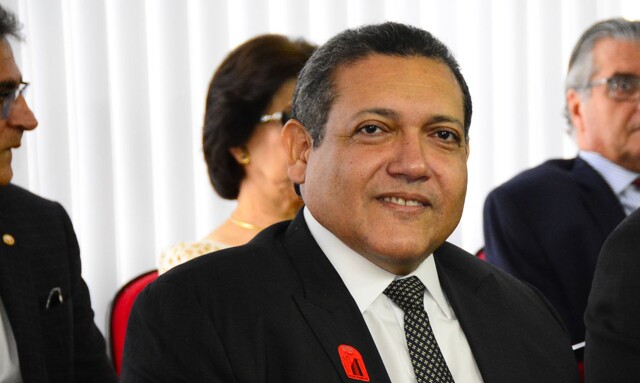 Ministro Nunes Marques restabelece mandato de deputado condenado por propagar fake news