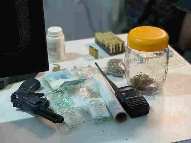 Traficante é preso com droga, arma falsa e munições na zona leste