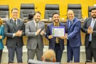Deputado Ismael Crispin entrega título de honra ao mérito a Júnior Gonçalves
