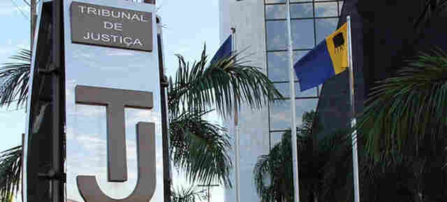 Vizinha que recebeu encomenda alheia e usou documento falso tem condenação mantida